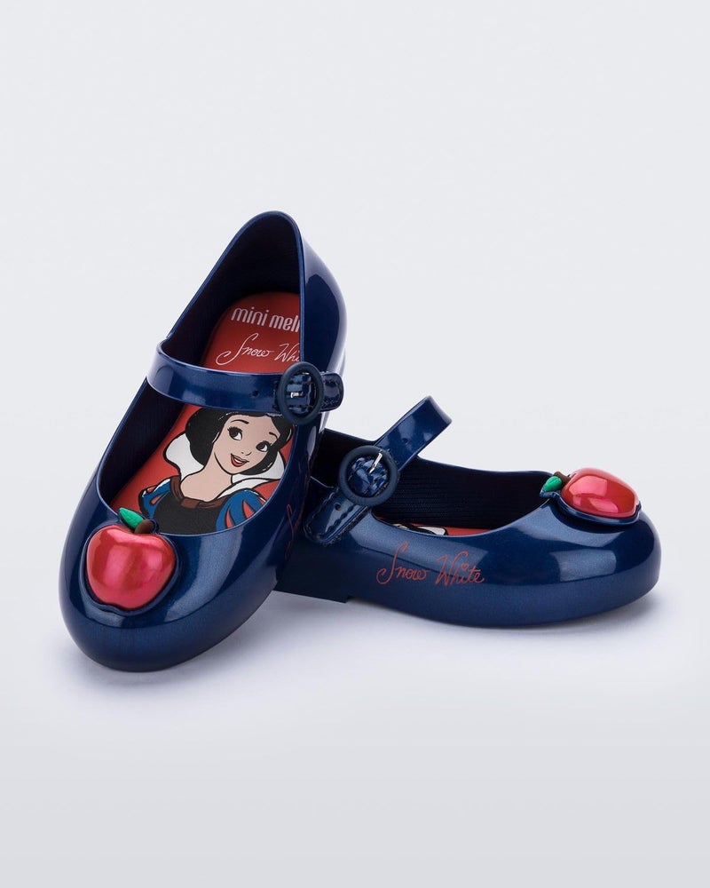 Mini Melissa حذاء ميني ميليسا للبنات - حب حلو + حذاء ماري جان من ديزني برينسيس للأطفال والرضع - أحذية جلي للأطفال الصغيرات مع حزام قابل للتعديل وإبزيم جانبي، كحلي/ثلج أبيض 10 للأطفال الصغار م - Image 2
